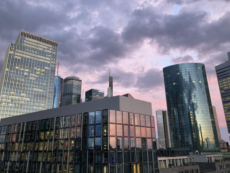 Photo: Jörg Hahn Changeable weather in Frankfurt - in fact, that was the view from the terrace at ADVANT Beiten during the presentation of the study to around 100 interested parties.