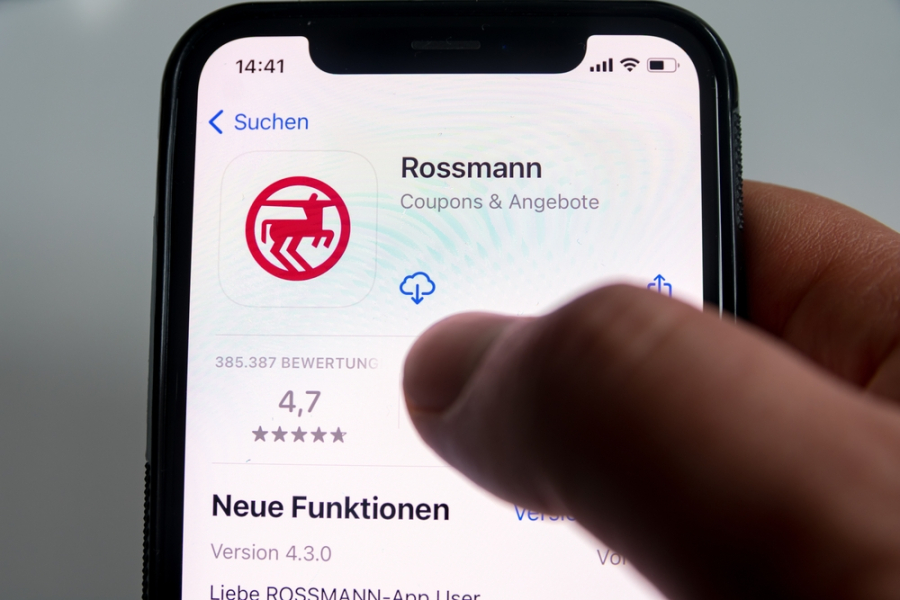 Schnäppchen in der App? Vor allem Rossmann und dm nutzen Online-Kanäle und erreichen darüber immer mehr Kunden.