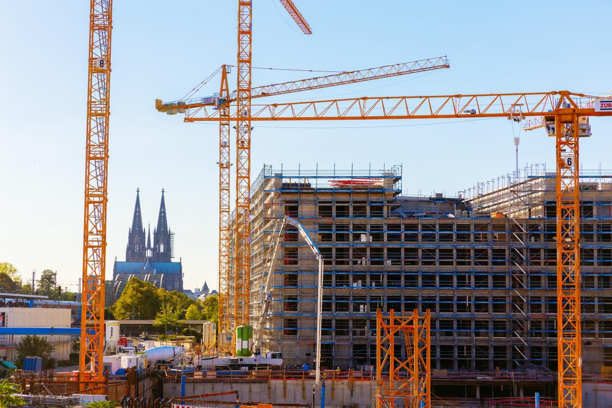 Foto: shutterstock Nicht nur in Köln drehen sich die Baukräne. Investments in Büro-Immobilien in Deutschlands Metropolen sind traditionell sehr beliebt.