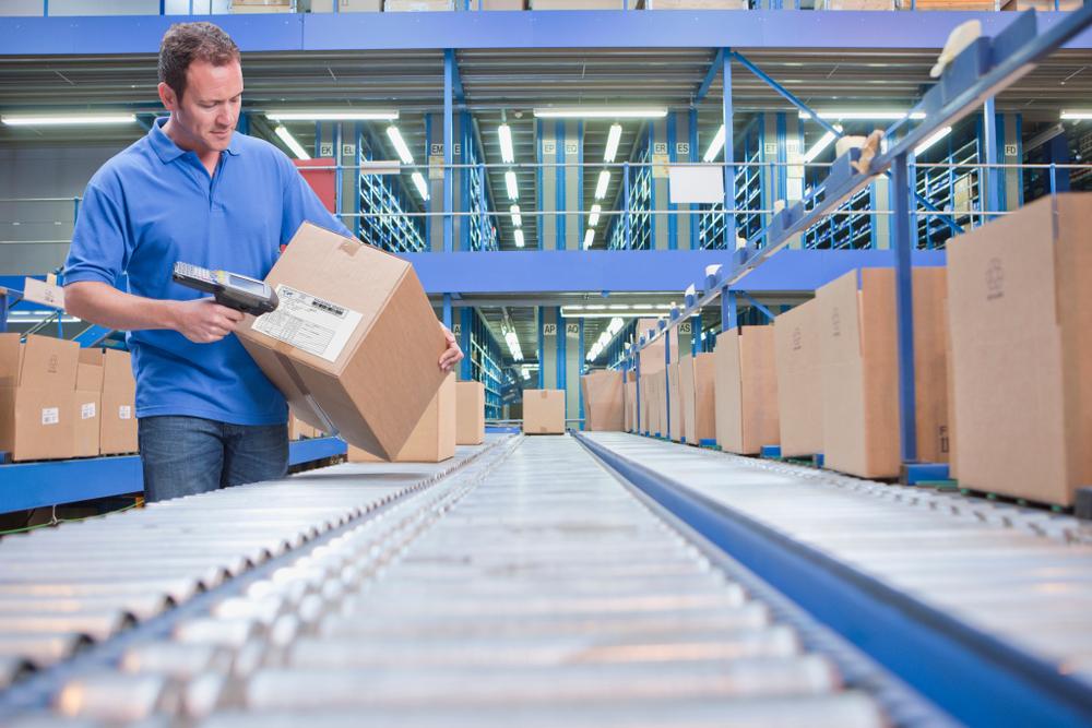 Foto: shutterstock Bei immer mehr E-Commerce steigt zwangsläufig auch der Bedarf an Logistik- und Lagerflächen. Die Entwicklung wird sich fortsetzen.