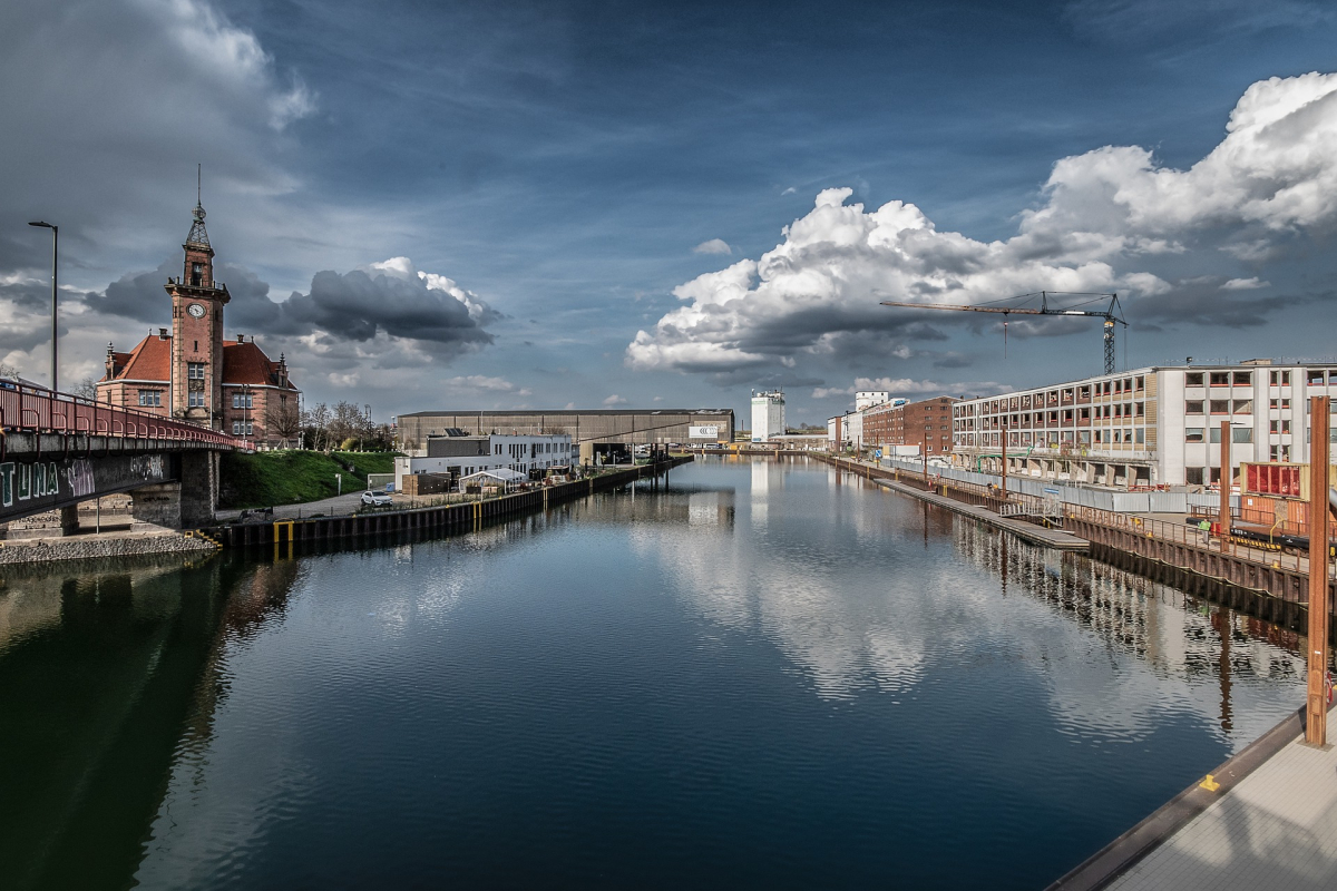 Foto: Pixabay Der Dortmunder Hafen ist ein Industrie- und Logistikstandort von internationaler Bedeutung. Insgesamt sind 2023 in Dortmund ca. 80.000 qm neue Logistikflächen entwickelt worden.