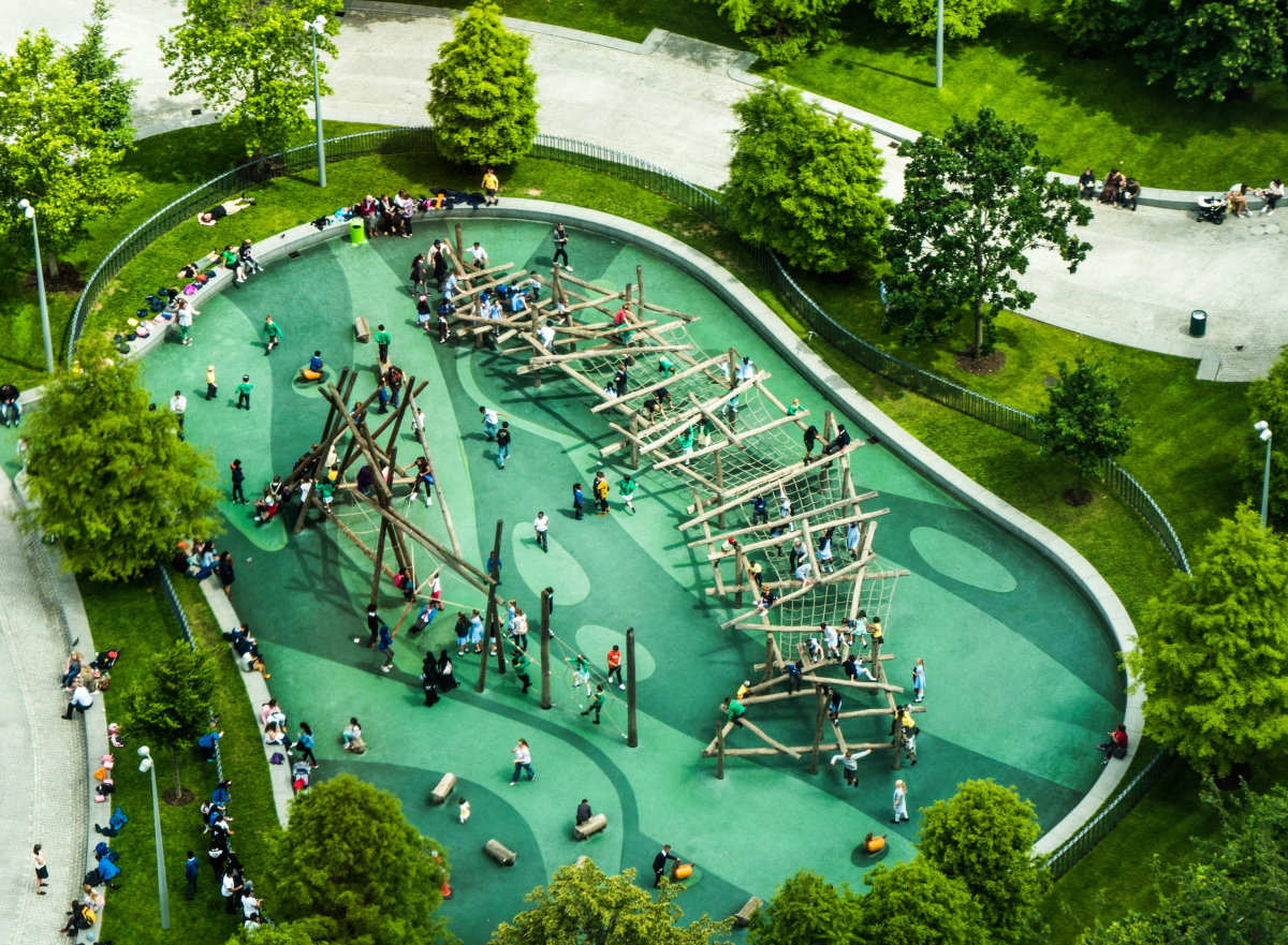 Foto: Unsplash Ein für alle Altersgruppen lebenswertes Quartier mit Begegnungsräumen – ein wichtiges Ziel, nicht erst seit ESG-Kriterien Investments steuern sollen.